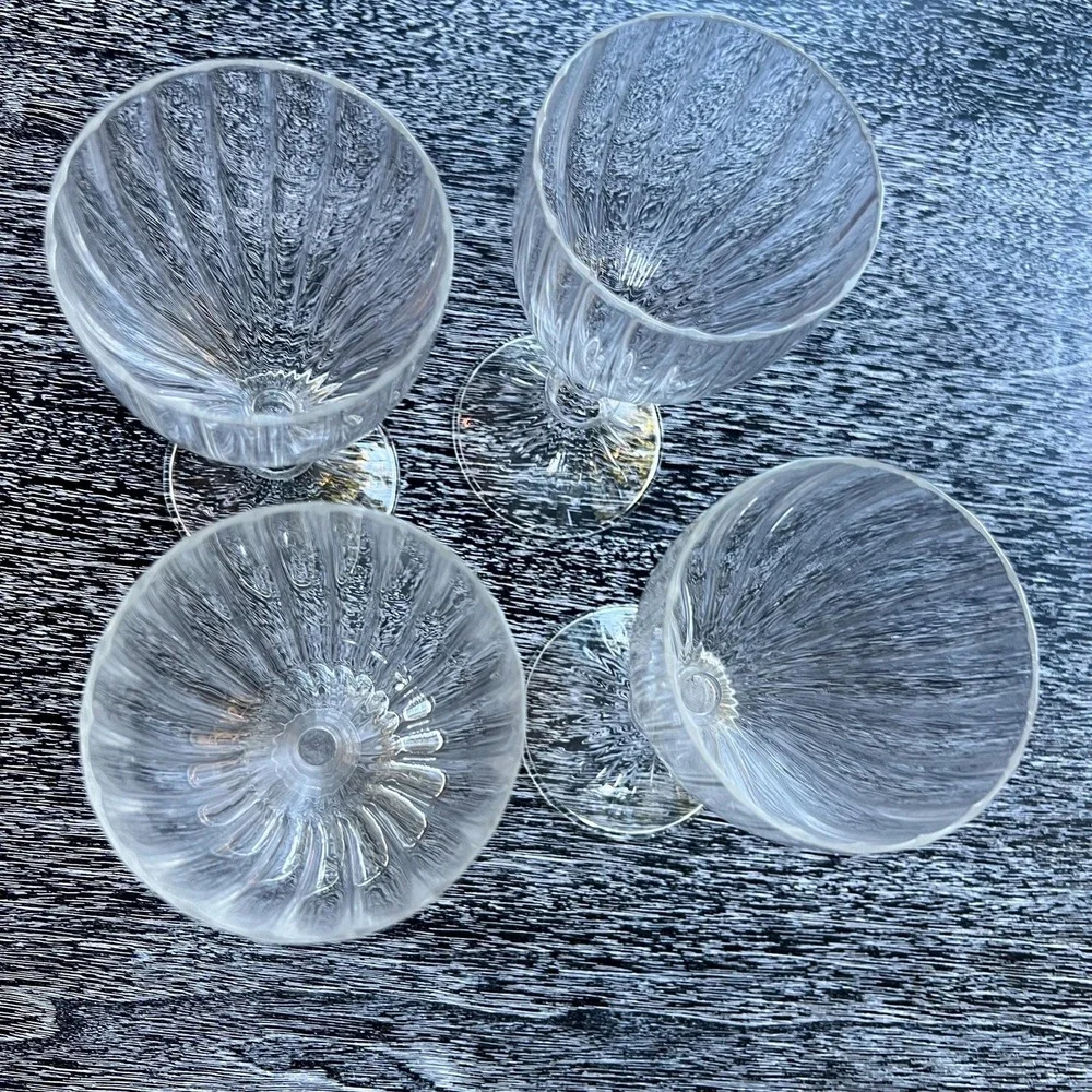 Set of‎ 4 fluted ribbed wine glasses